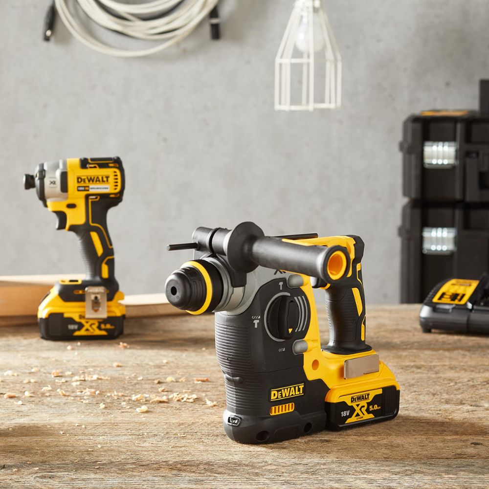 DEWALT 18V cordless combo pack (DCK422P3T) with 4 powerful tools for construction sites and workshops